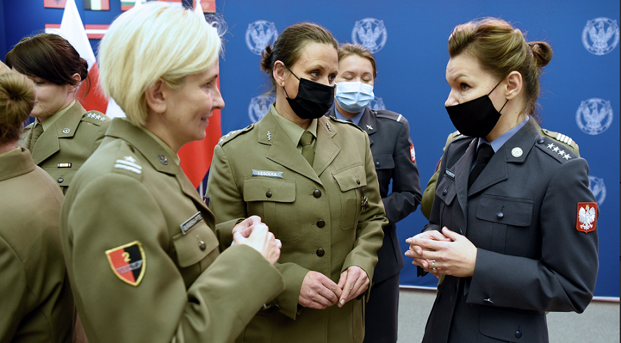 Po prawej: kapitan Nina Kaczmarek; fot. GOV.pl