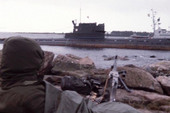 Szwedzcy żołnierze pilnujący z brzegu sowiecki okręt podwodny „S-363”. Fot. Marinemuseum/Digitalmuseum/CC BY SA 4.0.