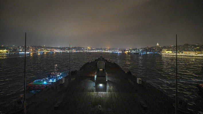 Okręt dowodzenia USS „Mount Whitney” płynący przez Stambuł w dniu 1 listopada 2021 roku. Fot. US Navy