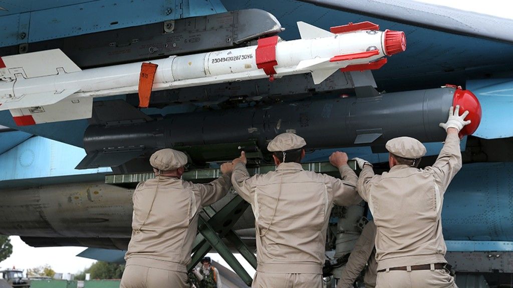 Podwieszanie bomby kierowanej KAB- 500 KR pod skrzydłem samolotu Su-34. Fot. mil.ru