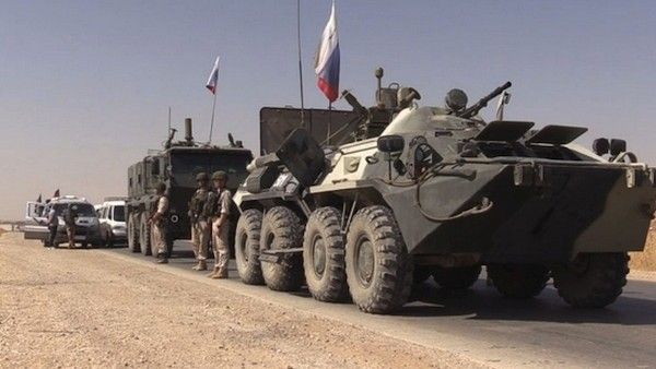 Siły rosyjskie eskortujące ludność uciekającą z terenu walk. Fot. mil.ru