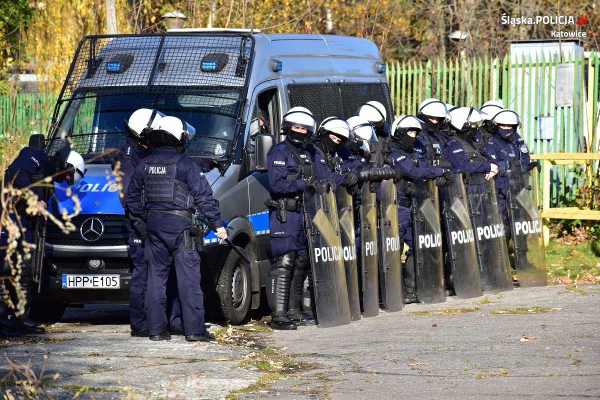 Policjant z zasłoniętą twarzą czy nie? "Zarządzenie komendanta utnie wszystkie dyskusje na ten temat"