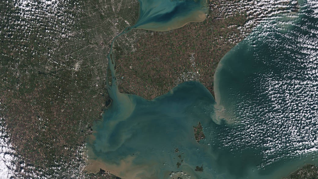 Detroit i jego jeziora: Saint Clair i Erie Fot. NASA/USGS [nasa.gov]
