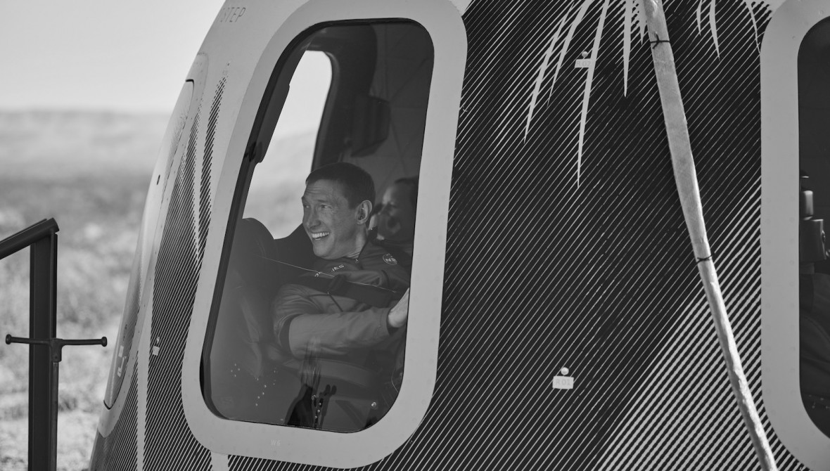 Glen de Vries krótko po swoim udanym locie suborbitalnym na pokładzie kapsuły systemu New Shepard - październik 2021 r.. Fot. Blue Origin [blueorigin.com]
