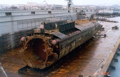 Okręt podwodny „Kursk” po odcięciu dziobu i wydobyciu na powierzchnię. Fot. Wikipedia