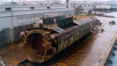 Okręt podwodny „Kursk” po odcięciu dziobu i wydobyciu na powierzchnię. Fot. Wikipedia