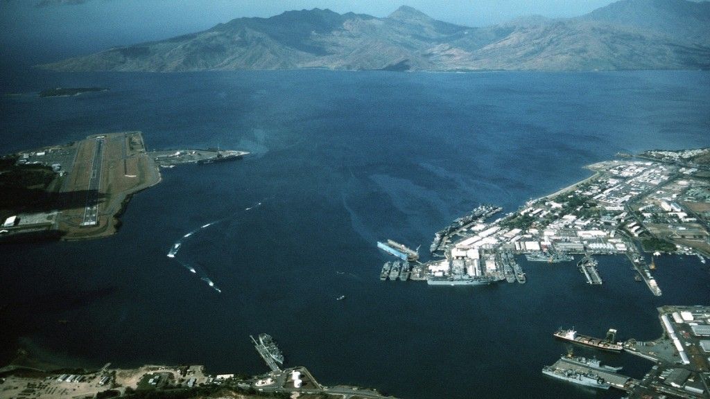 Amerykańskie bazy na Filipinach:Subic Bay(po prawej stronie) i Cubi Point (po lewej), początek lat 90. XX w. fot. U. S. Navy