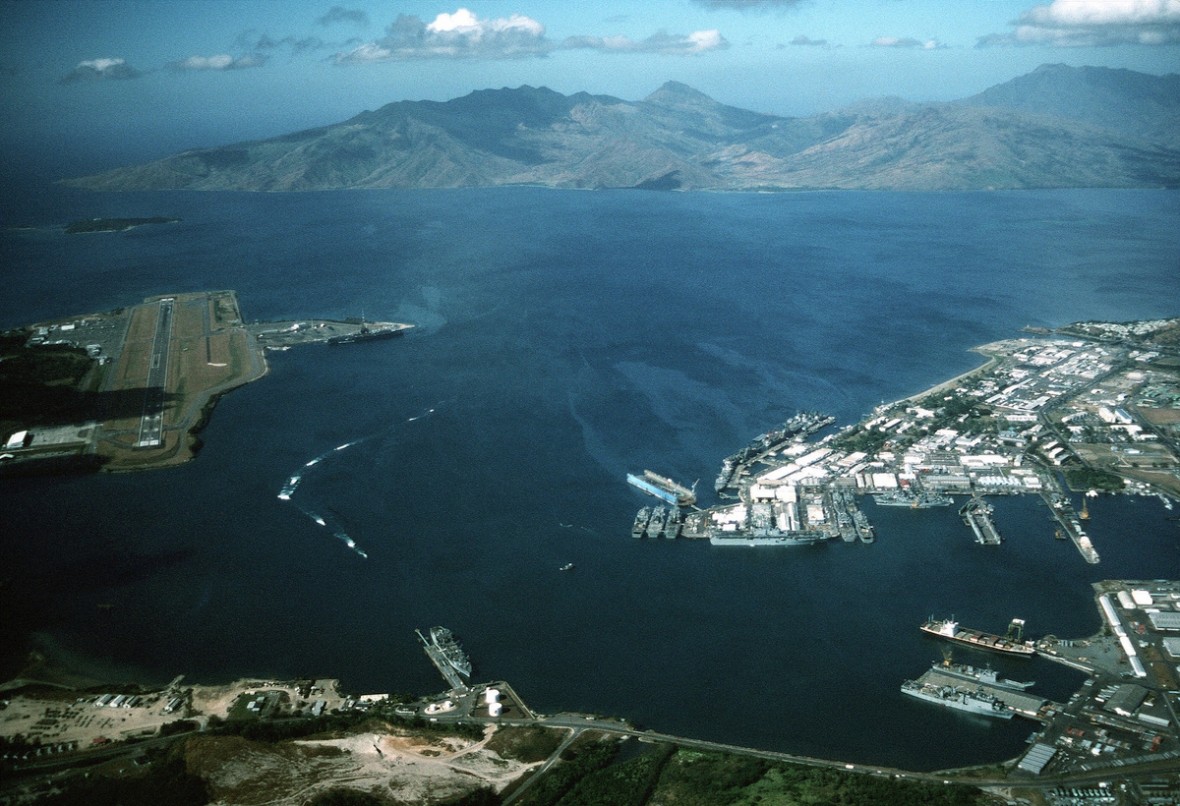 Amerykańskie bazy na Filipinach:Subic Bay(po prawej stronie) i Cubi Point (po lewej), początek lat 90. XX w. fot. U. S. Navy