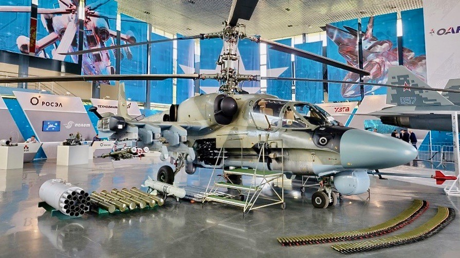 Śmigłowiec Ka-52M. Pod skrzydłem, przy kadłubie widać dwie wyrzutnie APU-305 a pod nimi pocisk Produkt 305 (biały w czarne pasy). Dalej pociski Ataka i wyrzutnia 8B20 dla rakiet niekierowanych 80 mm. Fot. Rostech