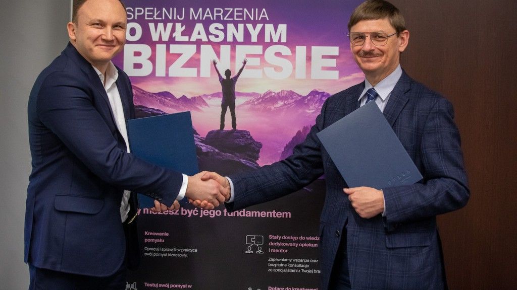 Podpisanie porozumienia między POLSA a Fundacją Przedsiębiorczy Toruń - na zdjęciu od prawej: prezes POLSA Grzegorz Wrochna oraz prezes FPT, Paweł Żywiecki.
