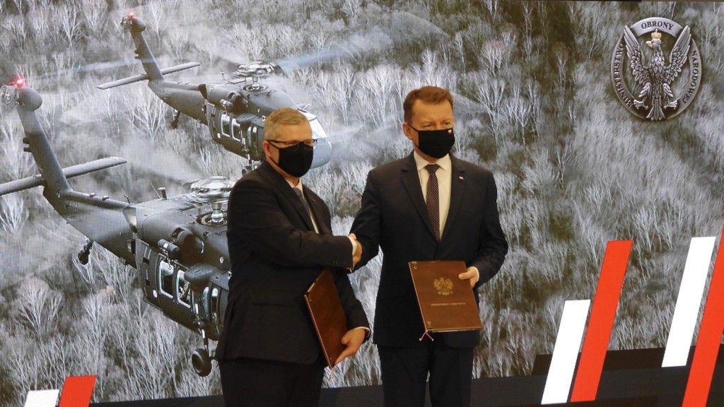 Janusz Zakręcki (President at PZL Mielec), and Mariusz Błaszczak (Head of the PolishMoD), signing the agreement on procurement of another 4 helicopters for the SOF
component.