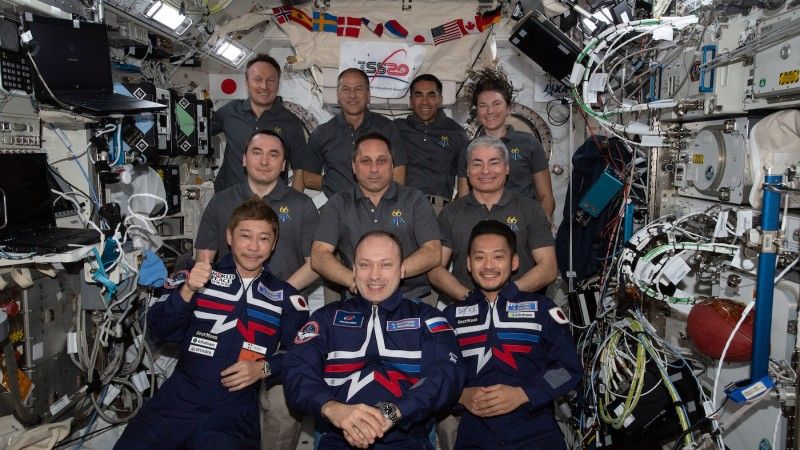 Załoga ISS w komplecie podczas krótkiego pobytu japońskich turystów kosmicznych na niskiej orbicie okołoziemskiej.