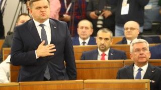 Po lewej Wojciech Skurkiewicz, wiceminister obrony narodowej.