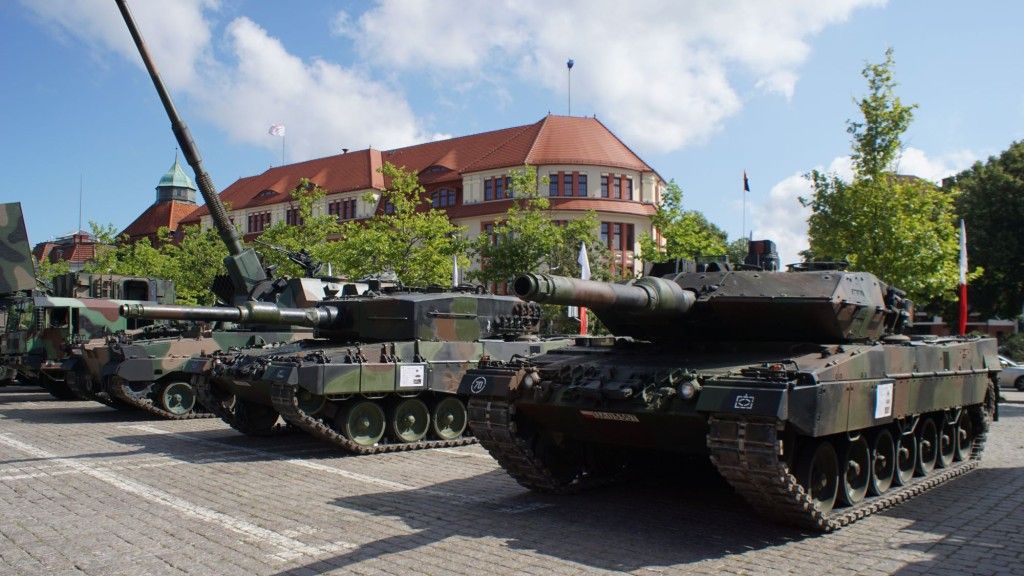 Od prawej czołgi Leopard 2A5 i Leopard 2A4, haubica 155 mm Krab