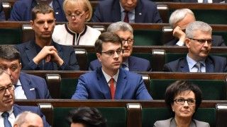 W centrum Piotr Müller, rzecznik rządu.