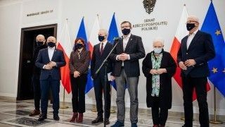 Zdjęcie z konferencji prasowej, która odbyła się po zakończeniu pierwszego roboczego posiedzenia senackiej komisji nadzwyczajnej ds. Pegasusa.