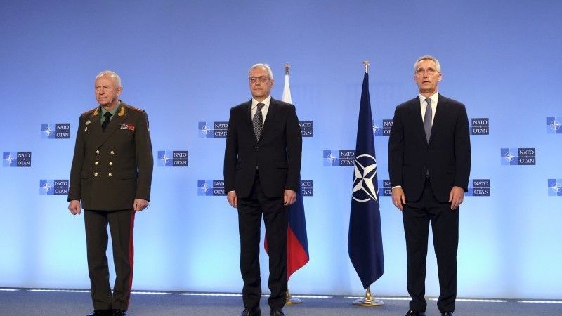 Od lewej: wiceminister obrony Rosji Aleksander Fomin, wiceszef MSZ Rosji Aleksander Gruszko, sekretarz generalny NATO Jens Stoltenberg.