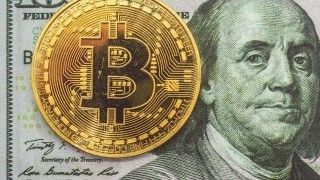 Bitcoin na tle amerykańskiej waluty - banknotu 100 USD.