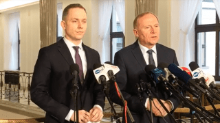 Posłowie PO Cezary Tomczyk i Czesław Mroczek na konferencji prasowej w sprawie wycieku danych z wojska