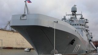 Okręt desantowy Piotr Morgunow w dniu podniesienia bandery jeszcze ze starym numerem taktycznym (117)