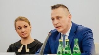 Na zdjęciu senator Krzysztof Brejza wraz z małżonką Dorotą podczas senackiej komisji nadzwyczajnej ds. Pegasusa.