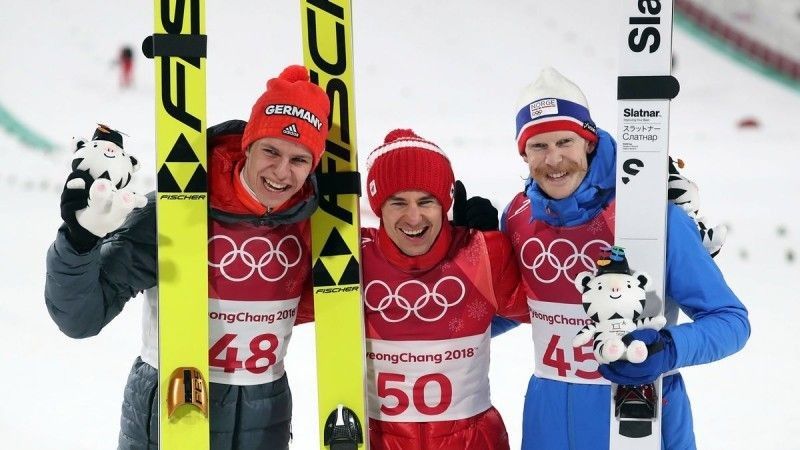 Na zdjęciu skoczkowie narciarscy podczas IO w 2018r. Od lewej Andreas Wellinger (Niemcy), Kamil Stoch (Polska) i Robert Johansson (Norwegia).