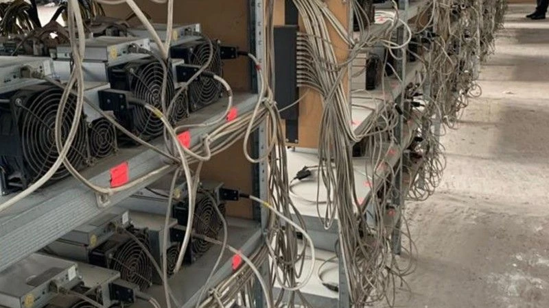 Zarekwirowany przez SBU sprzęt z rozbitej kopalni kryptowalut w Odessie.