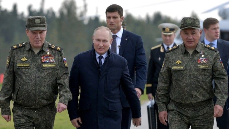 Od lewej: szef sztabu sił zbrojnych Rosji gen. Walerij Gierasimow, prezydent Rosji Władimir Putin, minister obrony Rosji Siergiej Szojgu