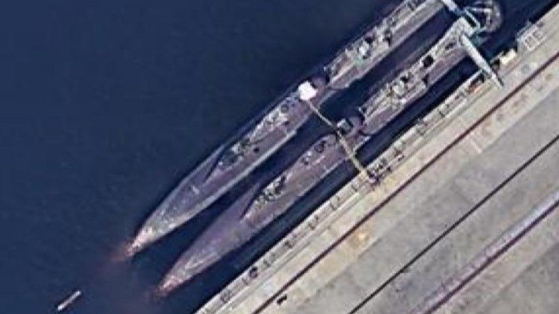 Wycofane okręty podwodne U15 i U17 cumujące przy nabrzeżu w Kilonii.