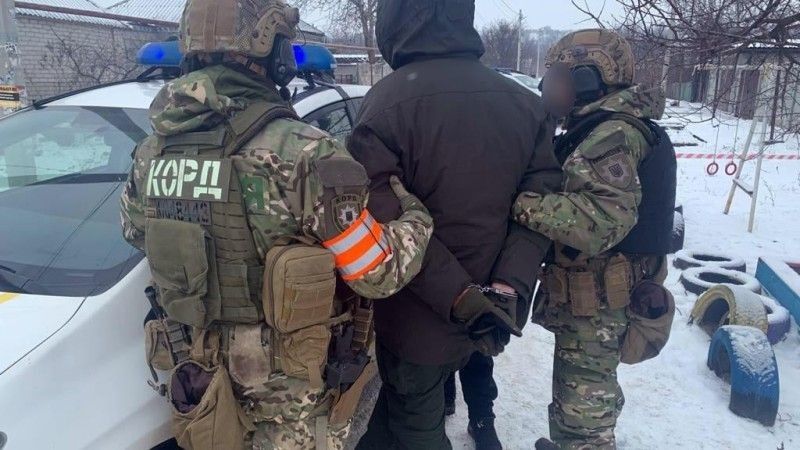 Artemij Riabczuk po zatrzymaniu w eskorcie funkcjonariuszy jednostki specjalnej ukraińskiej policji "Kord".