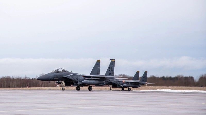 Amerykańskie F-15 w estońskiej bazie Ämari. Razem z Duńskimi, Polskimi i Belgijskimi F-16 wesprą niebo państw bałtyckich.