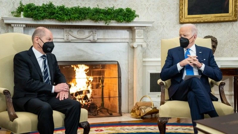 Kanclerz Olaf Scholz i prezydent USA Joe Biden podczas rozmów w Białym Domu.