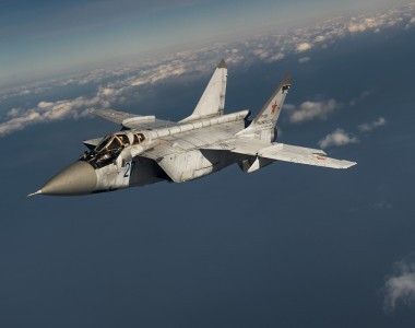 MiG-31 w powietrzu nad akwenem wodnym
