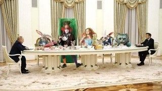 Jeden z memów dotyczących szczytu Putin-Macron.