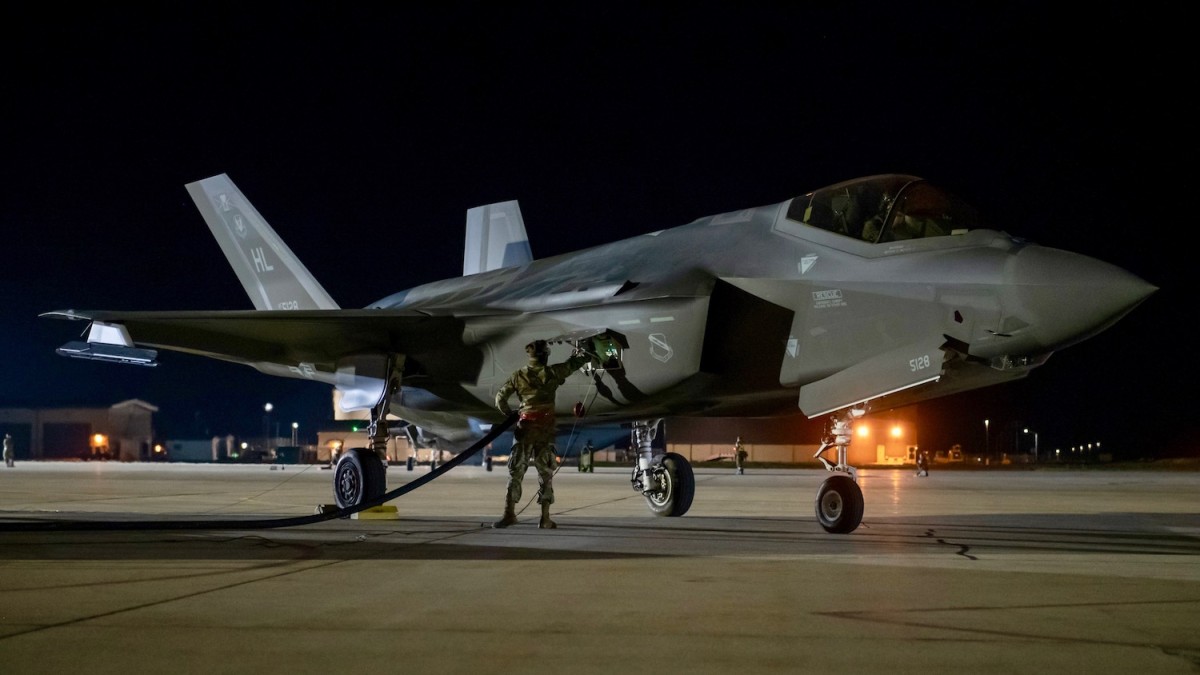 Tankowanie F-35 w nocy