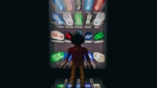 Aplikacje na smartfonie, w tym Facebook.