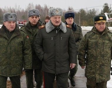 Łykaszenko w otoczeniu wojskowych
