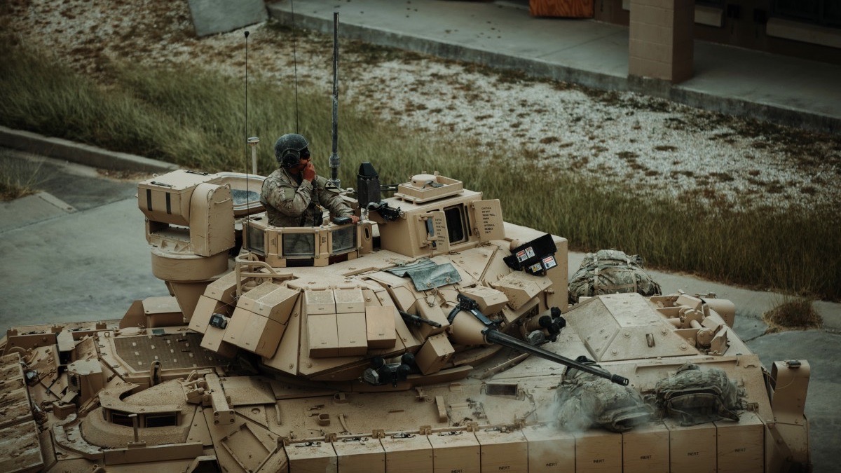 Raytheon z umową na optykę dla BWP Bradley