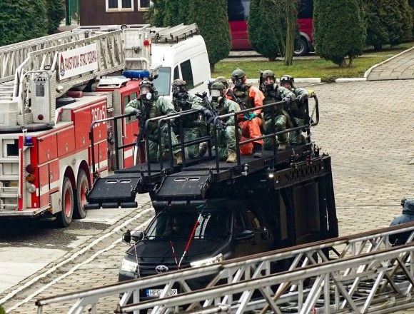 kontrterroryści spkp platforma szturmowa Toyota Hilux 6x6 cbrn