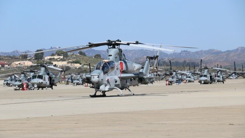 UH-1Y i AH-1Z na płycie postojowej
