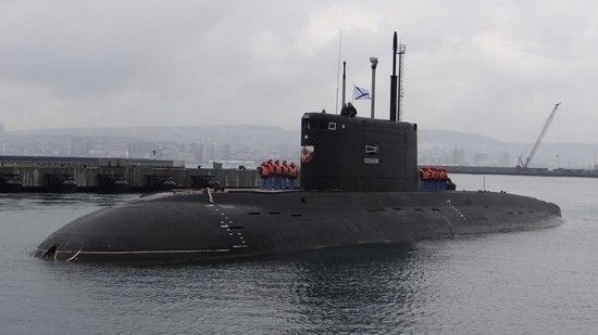 Okręt podwodny B-237 Rostow-na-Donu (556) wchodzi do Noworossijska.