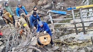 Ukraińscy technicy podczas naprawiania infrastruktury w ruinach budowli.