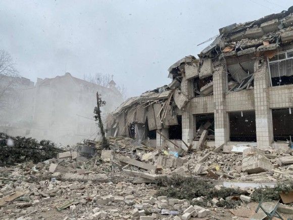Zniszczona szkoła nr. 25 w Żytomierzu na Ukrainie.