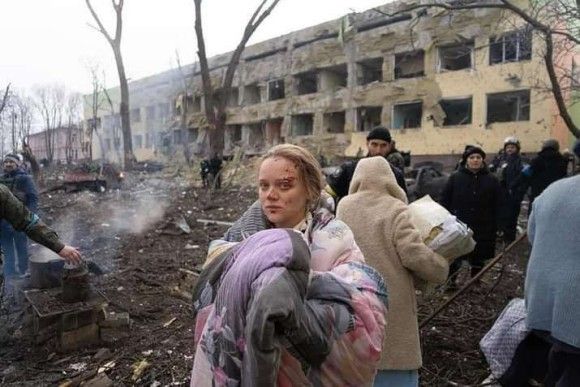 Zniszczony szpital położniczy w Mariupolu. Tuż po rosyjskim ostrzale.