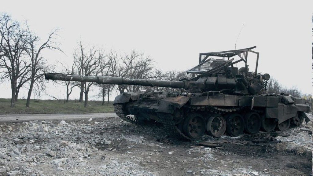 Zniszczony T-72B3M w okolicach Mikołajewa, widoczna krata chroniąca wieżę czołgu przed uderzeniem amunicji krążącej lub „top attack” PPK Javelin