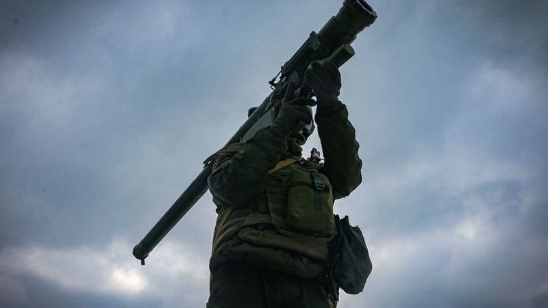 Ukrainian National Guard soldier with a Piorun MANPADS.