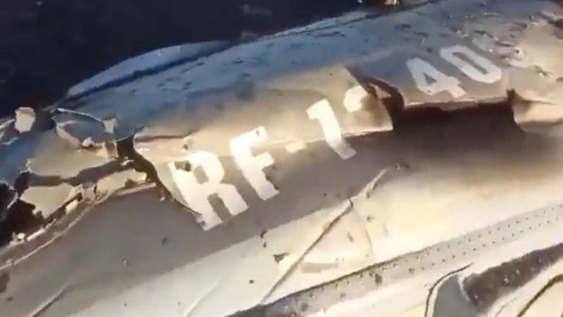 Fragmenty rosyjskiego śmigłowca, prawdopodobnie Ka-52, zniszczonego na Ukrainie.