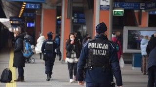 policja, uchodźcy, dworzec kolejowy,