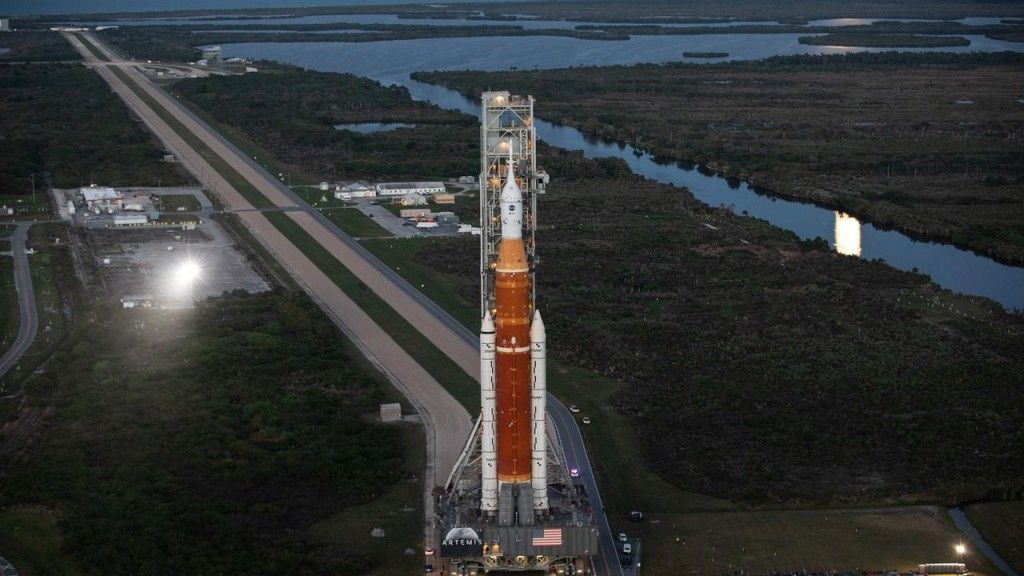 Rakieta SLS na stanowisku startowym w Kennedy Space Center 17 marca 2022 r.