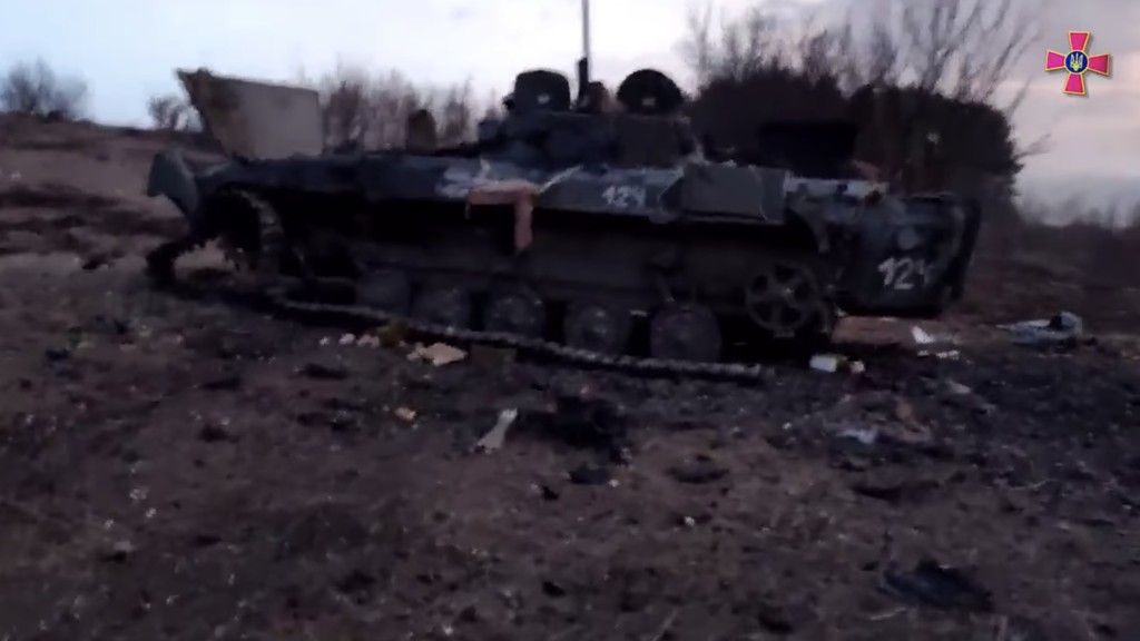 BMP-2 zniszczony w zasadzce, w której wykorzystano między innymi miny.
